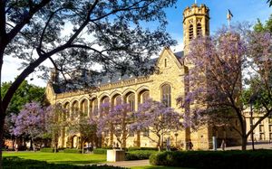 이것은 시드니 대학교 대강당과 유럽의 고대 대학교에서 영감을 받은 보니톤 홀의 사진입니다.