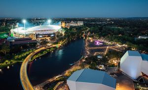 토렌스 강(River Torrens)의 엘더 공원(Elder Park)(오른쪽 중앙), 애들레이드 오벌(Adelaide Oval)(왼쪽), 애들레이드 페스티벌 센터(Adelaide Festival Centre)(오른쪽 근처)에서 열린 새해 전야 축하 행사