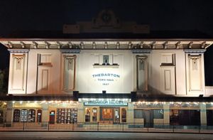 더바톤 극장(Thebarton Theatre), 일명 "더비(Thebby)"로도 알려진 이곳은 남호주에서 가장 인기 있는 라이브 음악 공연장 중 하나이다.