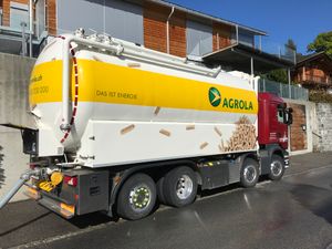 화석연료를 사용하여 목재 펠릿을 운반하는 트럭