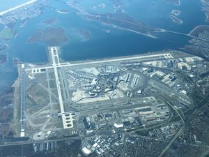 JFK 국제공항 (퀸스), 뉴욕. 북동부에서 가장 붐비는 공항이자 미국에서 13번째로 붐비는 공항)