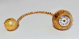 소위 "제네바 볼(Boule de Genève)"(1890년경). 21.5k 옐로우 금. 여성용 액세서리로 사용하기 위한 펜던트 시계의 일종으로, 일반적으로 일치하는 브로치나 체인이 함께 제공되었다.