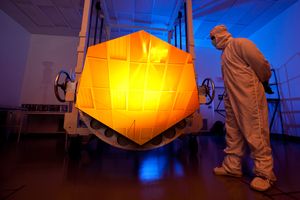 적외선을 반사하도록 금으로 코팅된 거울 부분(James Webb Space Telescope)