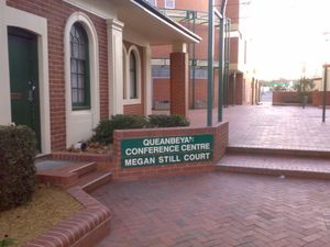 퀸비언 시의회 청사 바로 옆에 있는 "메건 스틸 코트"는 퀸비언 출신의 전 올림픽 여자 조정 페어 금메달리스트를 기념하여 명명됨