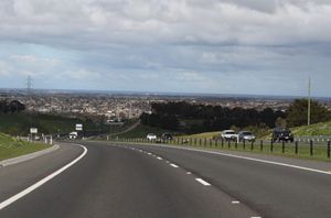 지롱 링 로드(Geelong Ring Road), 워른 폰즈(Waurn Ponds) 교외를 향해 남쪽으로 내려다보는 모습