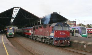 V/Line 여객 열차가 지롱 역에 정차해 있다.