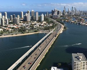 골드코스트 고속도로와 G:link가 네랑 강을 가로지르는 모습