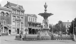 차링 크로스의 알렉산드라 분수, 1920년대 경. 현재 주변 건물과 함께 빅토리아 유산 등록부에 등재되어 있다.