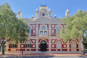 옛 앨버리 시청 건물. 현재는 머리 미술관 앨버리(MAMA)로 사용된다.