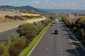 험 주행로(Hume Highway)가 앨버리 기차역(Albury railway station) 옆을 지나가는 모습