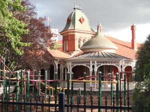 뉴스테드에 있는 페더레이션 양식 건물