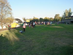 패트릭 화이트 잔디밭과 임시 무대, 2015년 3월.