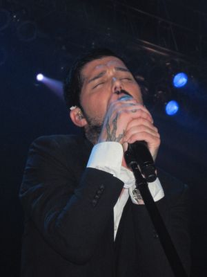 2011년 7월 밴드와 함께 공연하는 J.D. 포춘