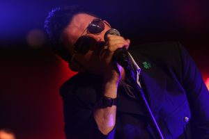 2012년 7월 시아란 그리빈(Ciaran Gribbin)이 밴드와 함께 공연하는 모습