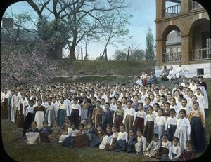 1922년 이전 이화학당 저학년 여학생들