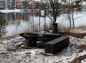 2014년 3월 23일 핀란드 오울루의 공원에 있는 공용 바비큐장