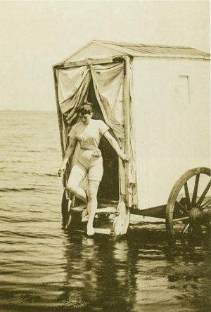 1893년 독일의 해수욕용 이동 목욕탕(bathing machine)과 여성 수영복 스타일