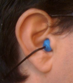 귀마개를 착용한 남성