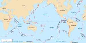 발산형 판 경계(해양저 산맥)와 최근 지상의 화산(대부분 수렴형 경계에 위치)을 보여주는 지도. 인도네시아와 필리핀에 고밀도의 화산이 위치해 있다.