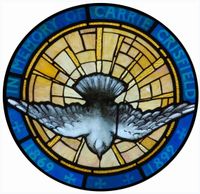 교회 스테인드글라스에 평화의 비둘기로 그려진 성령강림 모습.