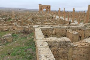 고대 로마 제국(Roman Empire)의 팀가드(Timgad) 유적, 현지 트라야누스의 개선문으로 이어지는 길