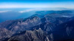 바보르 산맥과 지젤 해안. 오른쪽에는 에라구엔 호수가 보인다.