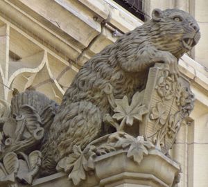 캐나다 의회 의사당 입구 위에 있는 비버 조각상