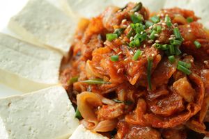 두부김치 (데친 두부를 볶은 김치와 함께 제공)