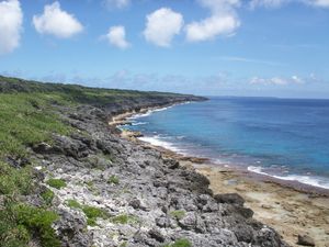 절벽으로 둘러싸인 미나미다이토섬 해안