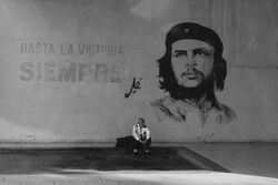 쿠바 산타클라라에 있는 체 게바라의 초상화. "승리할 때까지, 언제나"라는 문구가 새겨져 있다.
