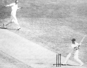 MCG에서 보우스에게 볼링을 당하는 브래드먼의 모습.