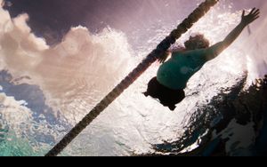 2012년 해병대 시합에서 연습 중인 부상 전사 출신 척 스케치. 수영은 부상 재활에도 활용된다.