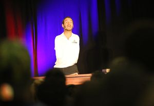 2015년 플로리다에서 학생들에게 연설하는 부지치치