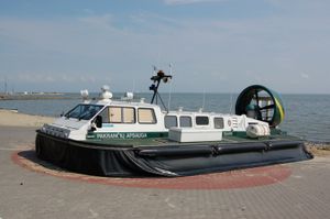 엔진이 꺼지고 스커트가 내려간 리투아니아 해안경비대의 그리폰 호버워크 2000TD 호버크래프트