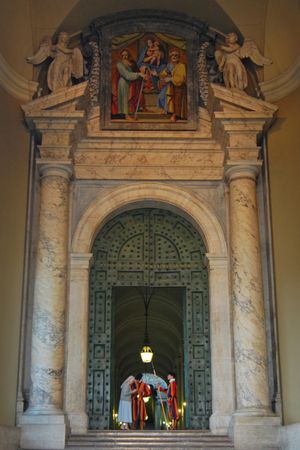 사도 궁전 정문을 지키는 스위스 근위대.