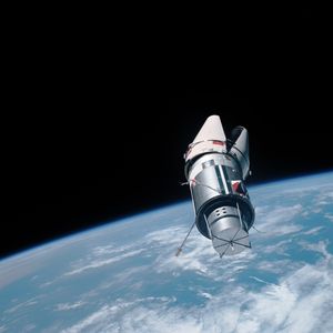 제미니 9A호에서 촬영한, 페이로드 페어링이 완전히 분리되지 않은 ATDA의 모습.