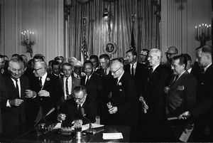 존슨 대통령이 1964년 민권법(Civil Rights Act of 1964)에 서명하고 있다.