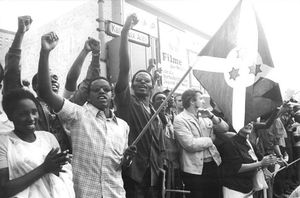 1973년 동독에서 소련이 후원한 세계 청년 학생 축전에 참석한 부룬디 대표단. 미콤베로는 냉전 기간 동안 공산권과 자본주의권 세력 사이에서 외교적 수완을 발휘했다.