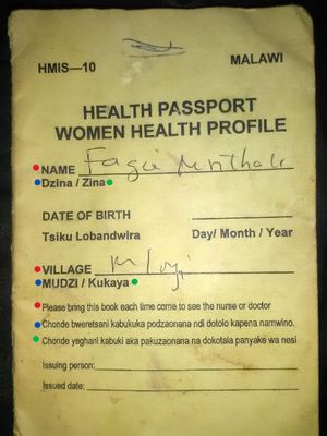 말라위 건강 여권. 말라위에서 가장 많이 사용되는 3가지 언어(영어(빨간 점), 체체와어(파란 점), 툼부카어(녹색 점))가 표시되어 있다.