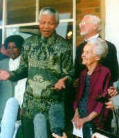 1995년 만델라의 오라니아 방문 중 만델라 대통령, 베치 베르보르트와 카렐 보스호프