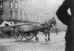 1911년 뉴욕시 파업 중인 위생 노동자들이 파업 파괴자 수레를 돌로 공격하는 모습