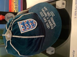 유로 2020에서 독일과의 경기 출전을 기념하여 해리 케인에게 수여된 잉글랜드 국가대표팀 모자. 그의 58번째 출전 경기였다.