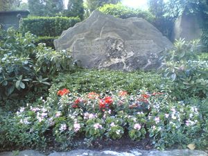 튀빙겐에 있는 키징거의 묘