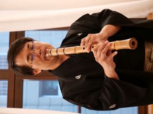 1척 8푼(54.5cm)의 전통적인 길이를 따서 명명된 샤쿠하치 피리를 연주하는 남자