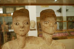 요르단 아인 가잘(Ayn Ghazal) 유적에서 발견된 아인 가잘 조각상(Ain Ghazal Statues)은 기원전 약 7250년경으로 거슬러 올라가는 인간 형상을 대규모로 묘사한 가장 초기의 예술 작품 중 하나로 여겨진다.