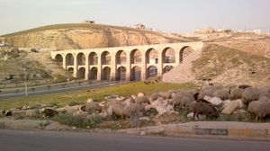 헤자즈 철도(Hejaz railway)의 일부로 1910년 암만 근처에 건설된 오스만 제국의 10개 아치 다리