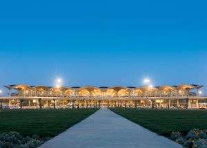 암만 근교의 퀸 알리아 국제공항은 2014년과 2015년 중동 최고 공항으로 선정되었다.