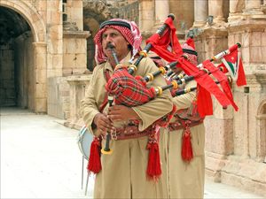 요르단에서 백파이프를 연주하는 요르단 민속 음악단