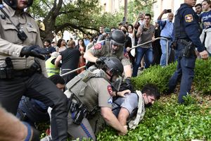 2024년 4월 24일, 텍사스 오스틴 대학교에서 열린 친팔레스타인 시위에서 경찰이 시위대를 제압하고 체포하는 모습.
