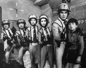 울트라맨 출연진. 왼쪽부터 니헤이 마사나리, 이시이 이키치, 고바야시 쇼지, 사쿠라이 히로코, 구로베 스스무, 쓰자와 아키히데.